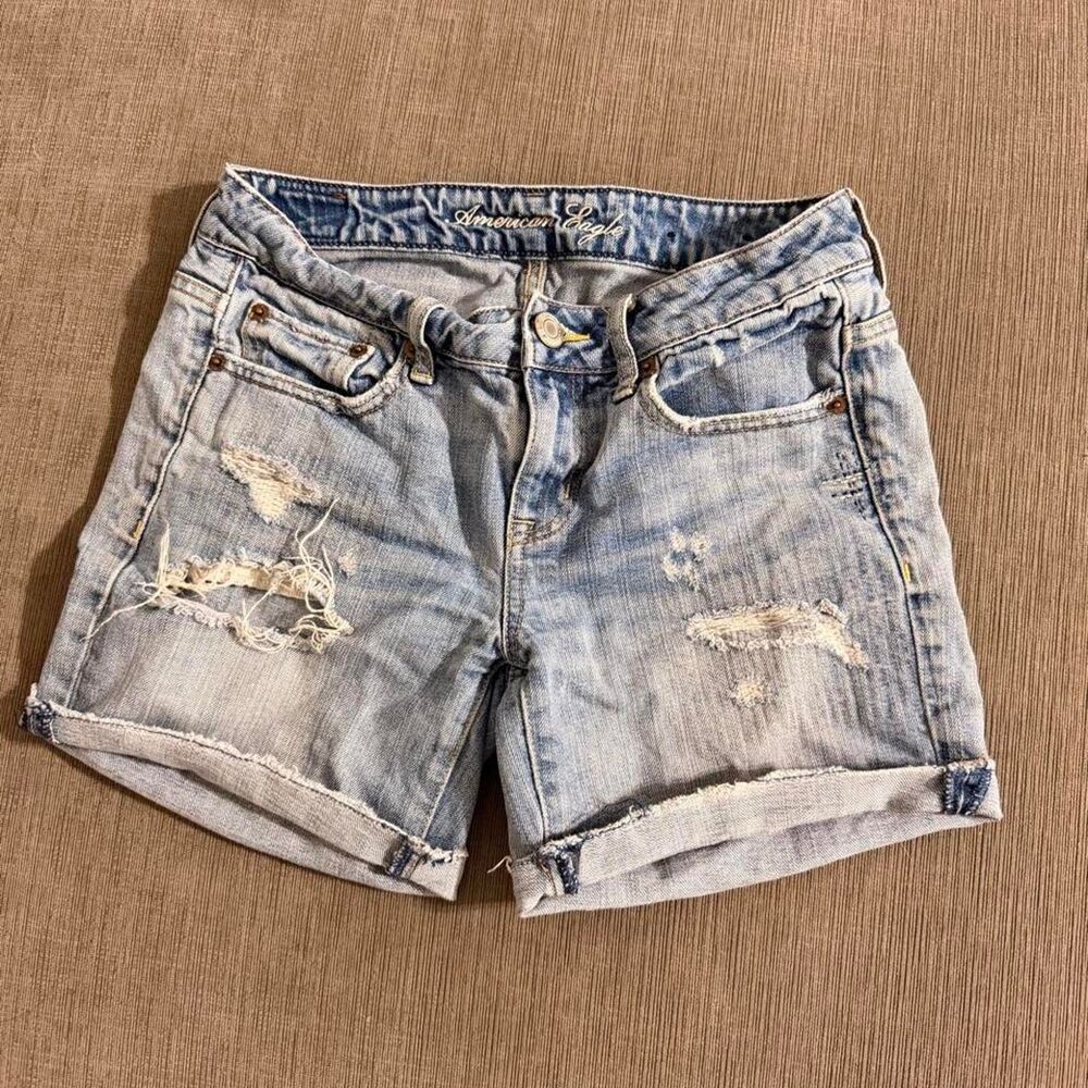 Y2K American Eagle light wash distressed denim shorts, Size 0 🩵